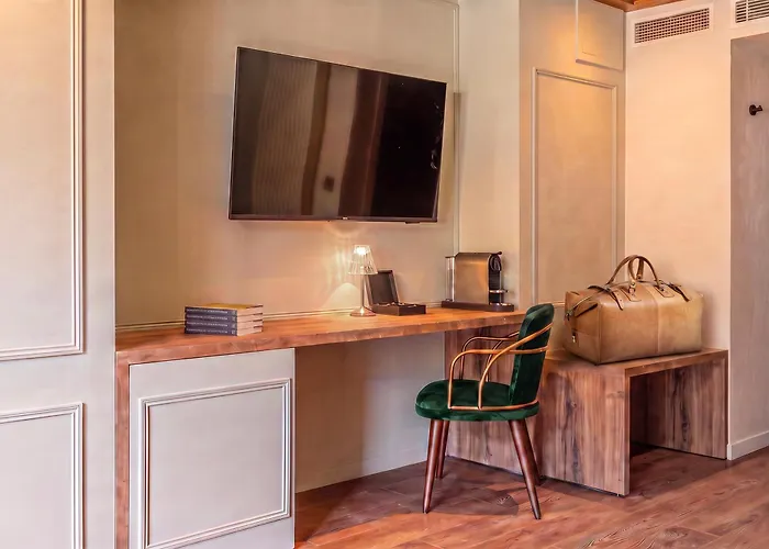 Lizzie Hotel